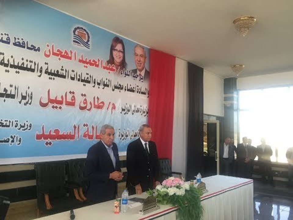 وزير التجارة يسلم 41 رخصة مصنع للمستثمرين الجدد في قنا