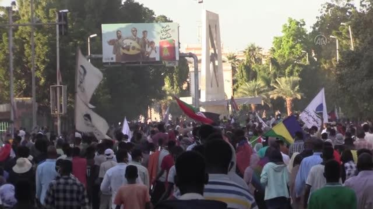 Sudan'da halk "tam sivil yönetim" için sokaklar...