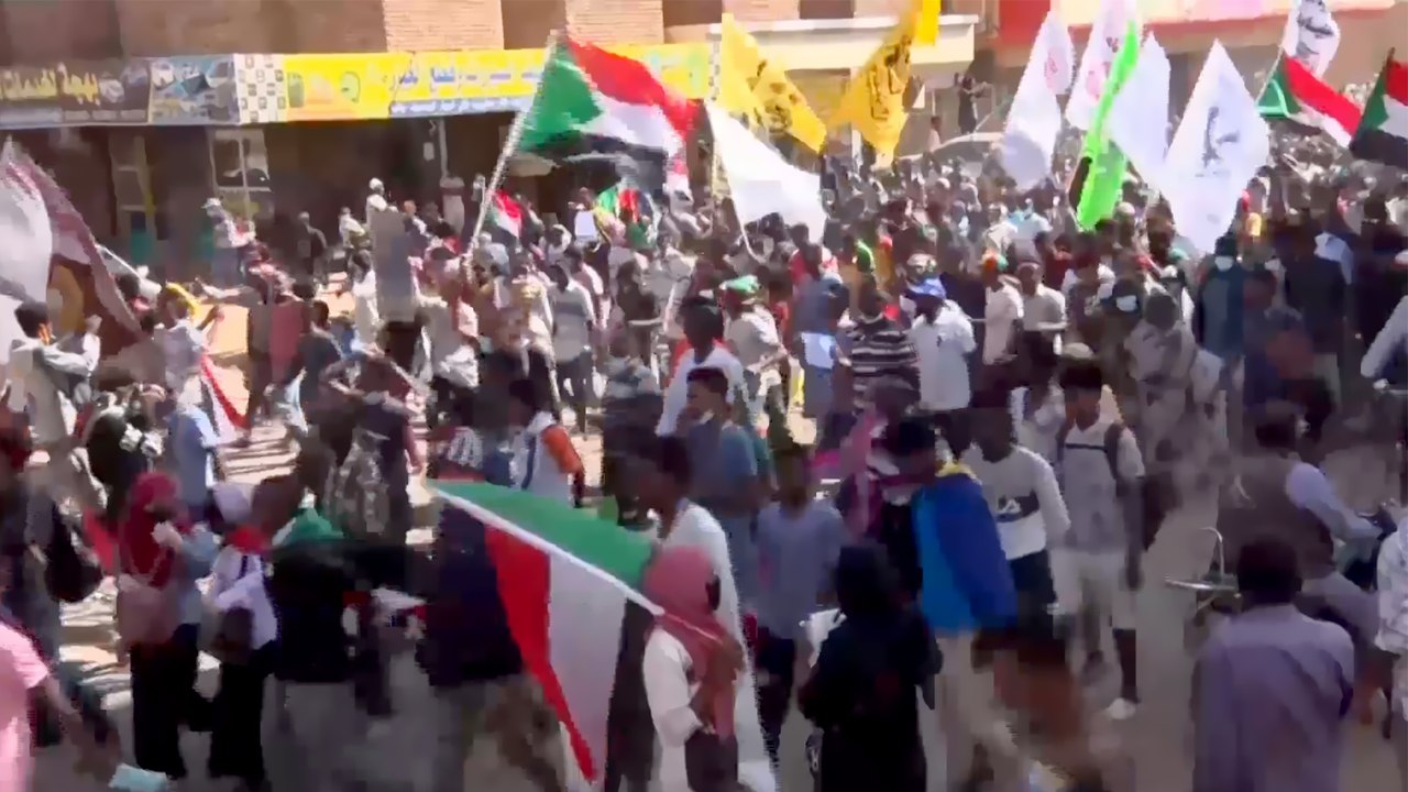 السودان.. احتجاجات حاشدة على اتفاق البرهان وحمدوك