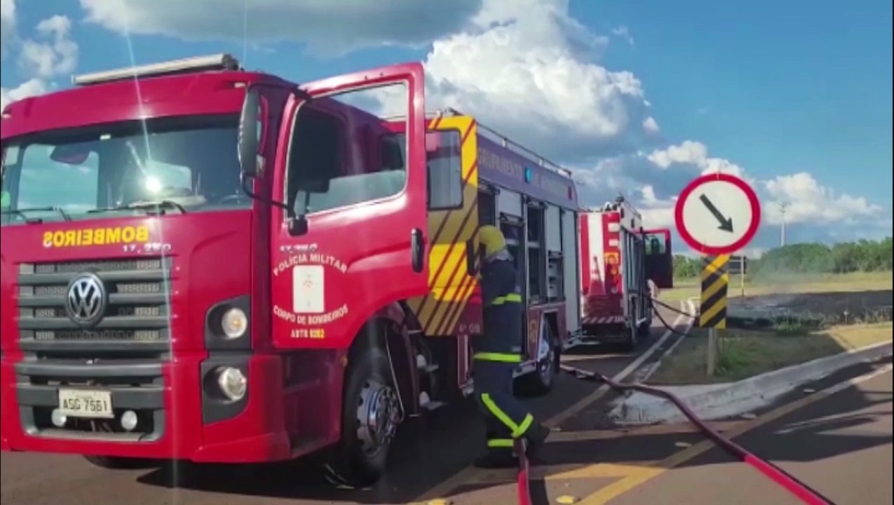 Carreta é tomada por incêndio às margens da BR-163, em Santa Maria, distrito de Santa Tereza