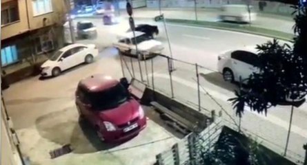 Park halindeki otomobile arkadan çarptı, neye uğradığını şaşırdı