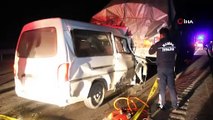 Manisa'da minibüs tıra arkadan çarptı: 2 ölü!