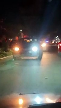 (VIDEOS) LANZAN BOMBAS a una camioneta FAMILIAR en plena NAVIDAD frente al deportivo del sur de COATZACOALCOS