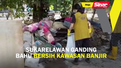 Sukarelawan ganding bahu bersih kawasan banjir