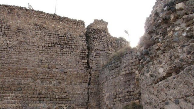 Urartular tarafından inşa edilen Oltu Kalesi’nde dev yarıklar oluştu