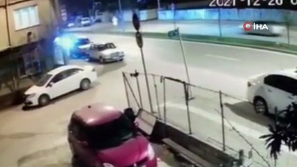 Park halindeki otomobile arkadan çarptı, neye uğradığını şaşırdı