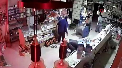 Kağıthane'de hırsızlık çetesi camını parçaladıkları dükkanı böyle soydu