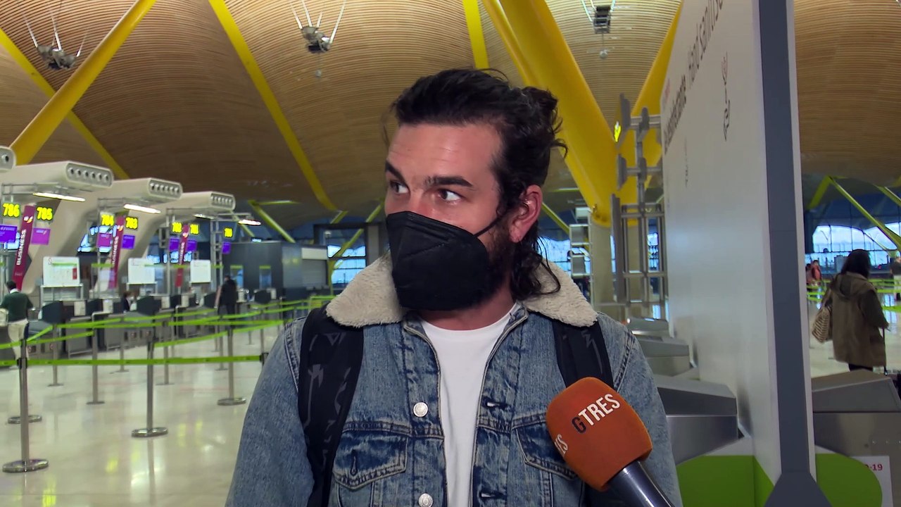 Mario Casas se va de viaje con toda la familia
