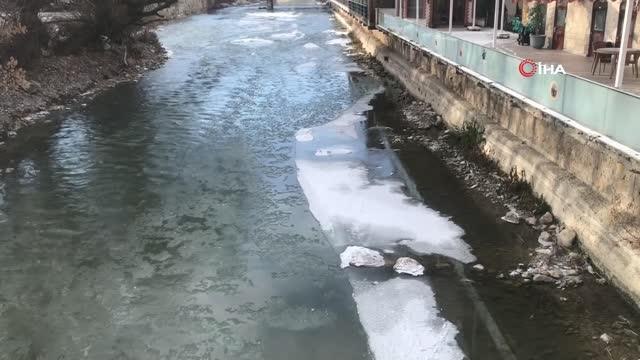 Türkiye'nin en hızlı akan nehri olan Çoruh buz tuttu