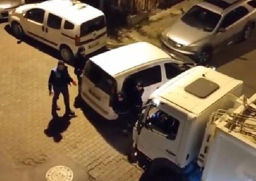 GÜNGÖREN'DE ÇÖP ARABASI HATALI PARKLANMADAN GEÇEMEDİ, İŞÇİLER BÖYLE YOLU AÇTI