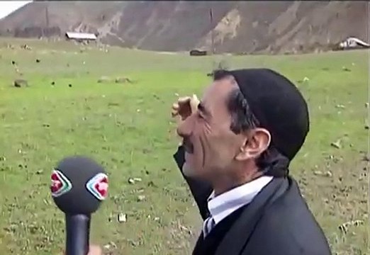 Çıkardığı ilginç seslerle koyunlarını çağıran Bingöllü çoban, koyunlarının hepsini satmış