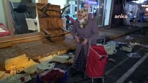 İstanbul Bağcılar'da pazarda yerden meyve toplayan vatandaş: 