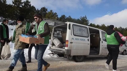 İHH gönüllüleri yaban hayvanları için doğaya yiyecek bıraktı