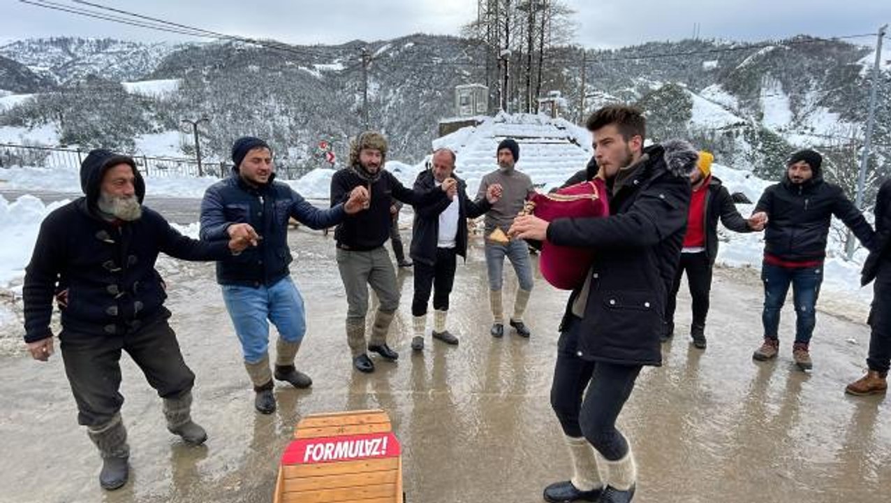 Soğuk ve kara aldırış etmeyen Rizeliler tahta arabalarıyla yarıştı