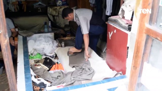 اسامة حلابة أقدم مكوجي رجل بالمنصورة.. ورثت المهنة من ابوي واعمل بها منذ 33 سنة