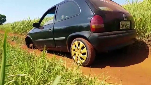 Carro é encontrado abandonado no Florais do Paraná