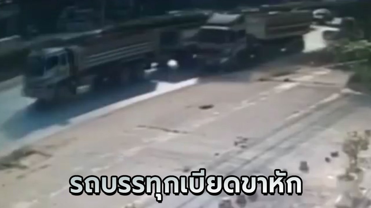 นาทีชีวิต ! รถบรรทุกแซงซ้ายเบียดมอเตอร์ไซค์ล้มขาหัก ก่อนขับหนีไม่สนคนเจ็บ