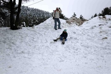 Beyaz örtüyle kaplanan Abant'a tatilci akını