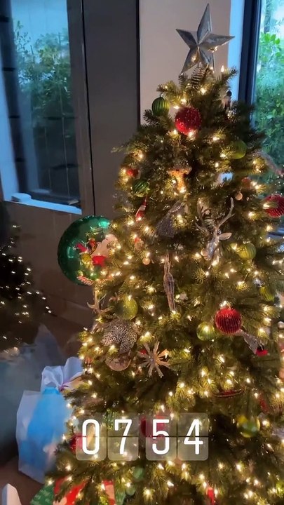 M. Pokora, Christina Milian et leurs fils Kenna et Isaiah à Noël.