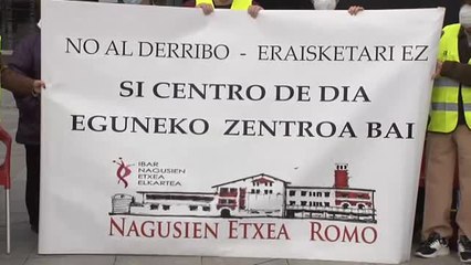 Pensionistas en Bilbao protestan contra el derribo de su centro de día