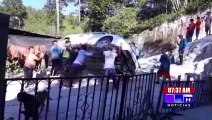 ¡Bolo! Chofer de taxi vuelca su unidad en barrio de Santa Rosa de Copán, no hay consecuencias humanas