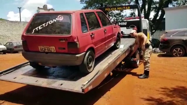 Bandidos usam Uno e facão para cometer roubo e fogem com Santana da vítima