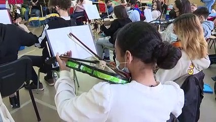 موسيقى إعادة التدوير" في مدريد مشروع يغير حياة الشباب المعوزين