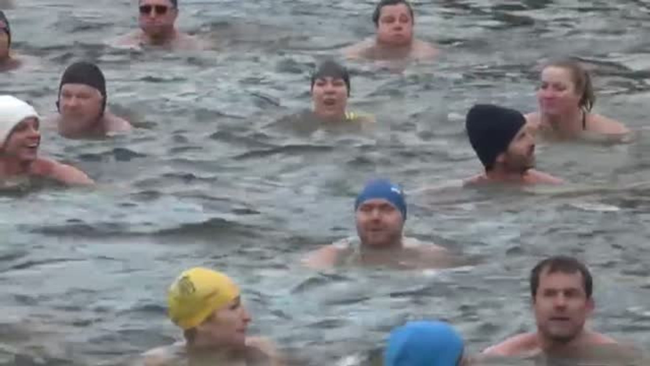 Cientos de nadadores desafían las gélidas aguas del río Moldava en Praga