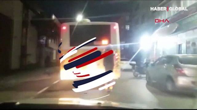 Yürekleri ağza getiren görüntü! Patenli gencin tehlikeli yolculuğu