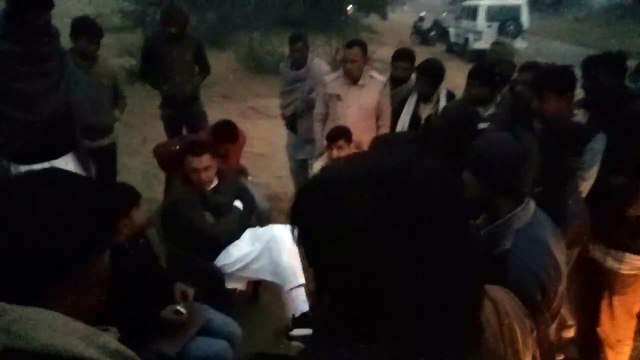 बिजली समस्या को लेकर ग्रामीणों ने सडक़ रोकी