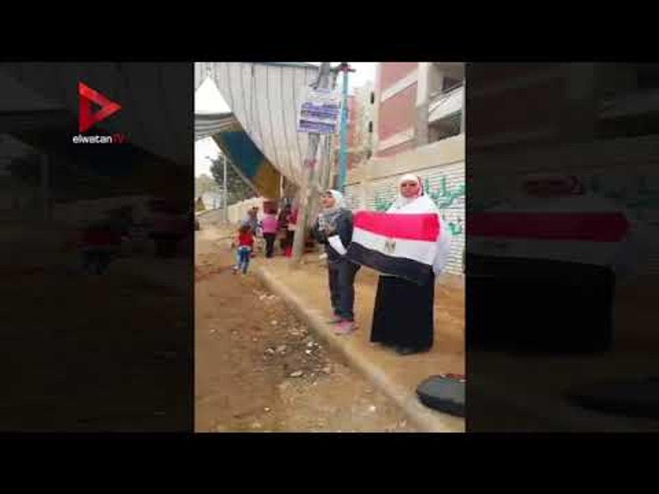 فتاة تلقي قصيدة شعر حماسية أمام لجنة في شبرا الخيمة