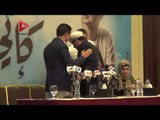 محمود ياسين التهامي يحاول تقبيل يد المنشد مصطفي عاطف