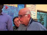 مسن يبكي أمام لجنته الانتخابية لعدم قدرته علي الحركة : 