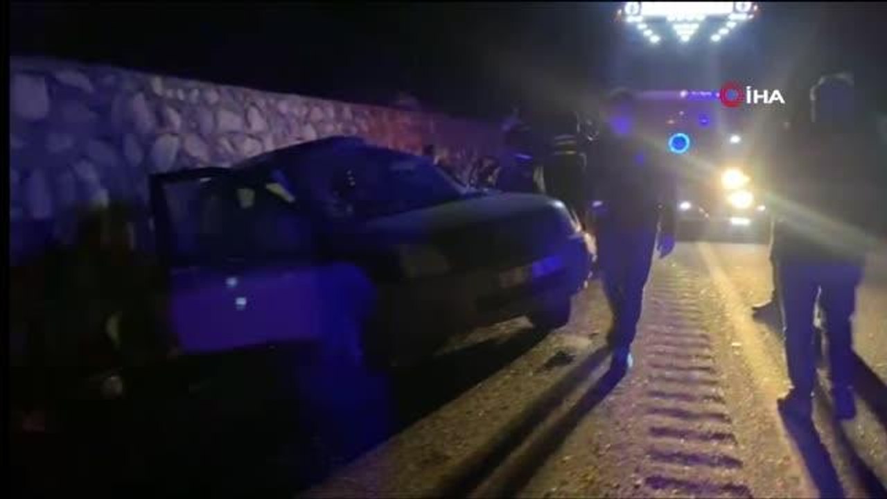 D100'de kamyonet tıra çarptı: 2 ağır yaralı