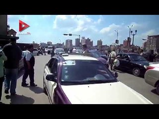 رجال المرور بالدقهلية يوزعون "إمساكية رمضان" في المنصورة