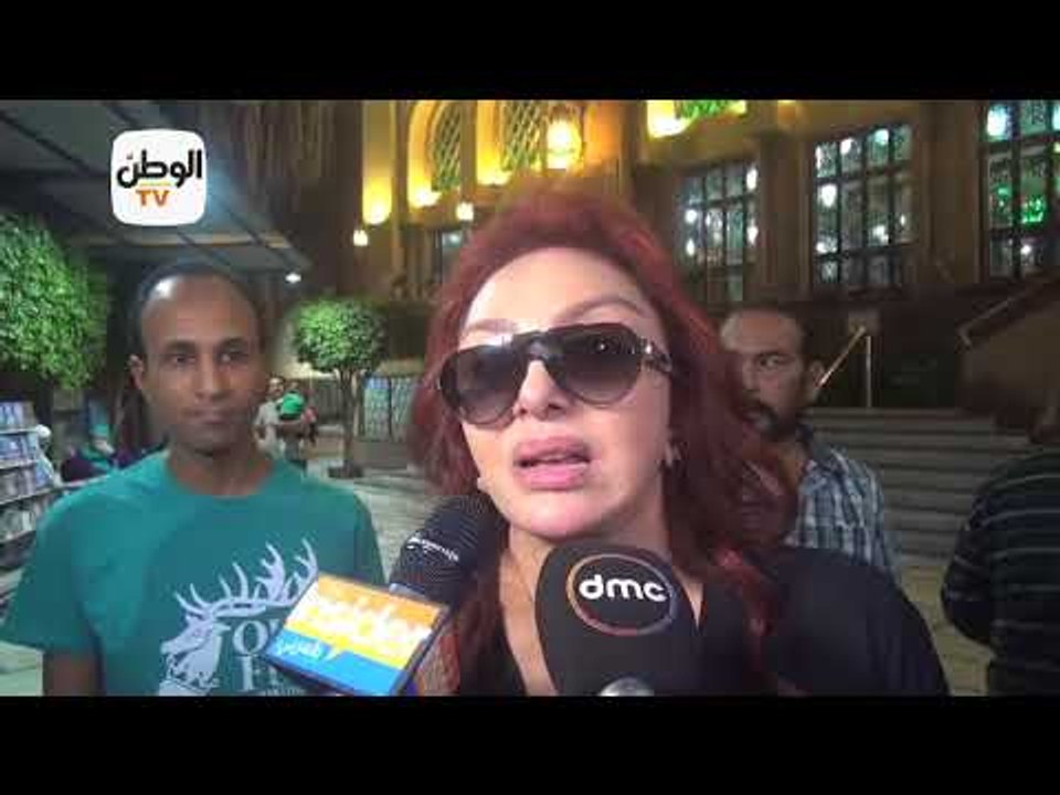 نبيلة عبيد تدخل في نوبة بكاء خلال عزاء مديحة يسري