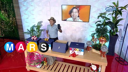 Mars Pa More: Loyal fan ng ‘Mars Pa More,’ nakatanggap ng pamaskong cellphone!