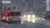 شاهد: تساقط كثيف للثلوج في شمال وغرب اليابان يتسبب في إلغاء رحلات جوية