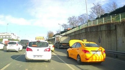 Скачать видео: Şişli’de arıza yapan taksi kaputu açık yoluna devam etti