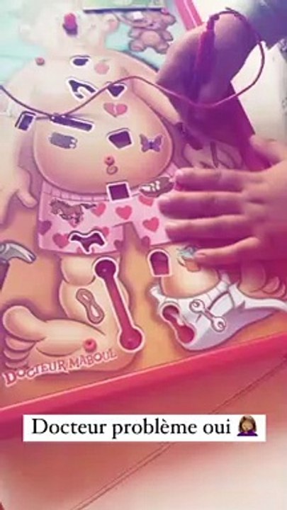 Amel Bent a filmé ses filles Hana et Sofia en train de se disputer le dimanche 26 décembre 2021.