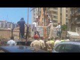 أثريون يغطون تابوت الإسكندرية بالأقمشة قبل نقله إلى مصطفى كامل