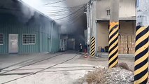芬園塑膠工廠大火 濃煙竄天廠房全面燃燒 (謝瓊雲翻攝)