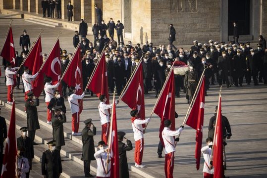 Vali Şahin, Atatürk'ün Ankara'ya gelişinin 102. yılı dolayısıyla Anıtkabir'i ziyaret etti