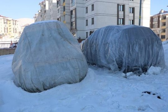 YÜKSEKOVA'DA DERELER DONDU, ÇATILARDA BUZ SARKITLARI OLUŞTU