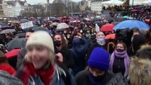 Milhares protestaram em Bruxelas contra fecho obrigatório de cinemas e teatros devido à Ómicron