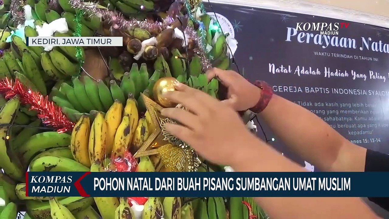 Pohon Natal Dari Buah Pisang Sumbangan Umat Muslim