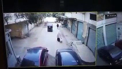 عاطل يسحل طالبتين وسيدة أثناء سرقة هاتف بحلوان