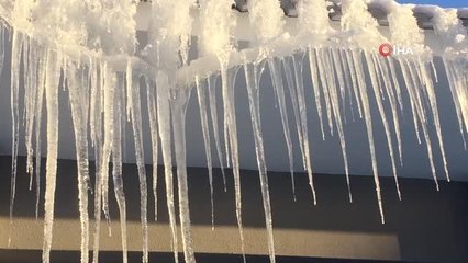 Karlıova'da buz sarkıtları oluştu, çeşmeler dondu