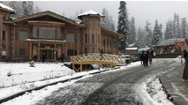 Heavy snowfall in Kashmir, vehicular movement closed