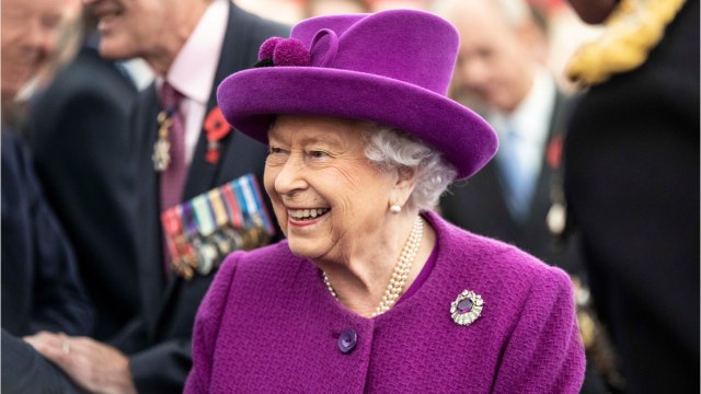 FEMME ACTUELLE - Elizabeth II : cette énorme somme qu’elle va dépenser en cadeaux pour son staff